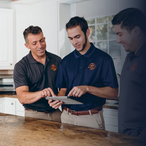 911-restoration-discussing-restoration-job-using-encircle